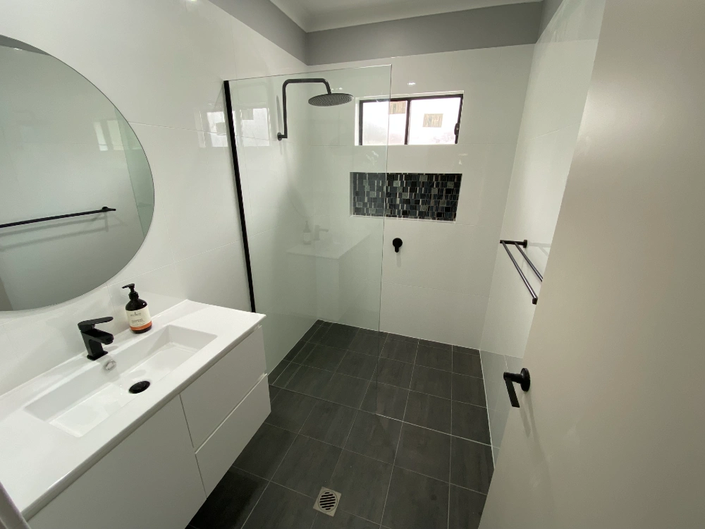 6 Rutherford bathroom